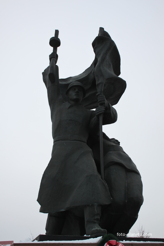 Томаровка. Памятник защитникам Родины.