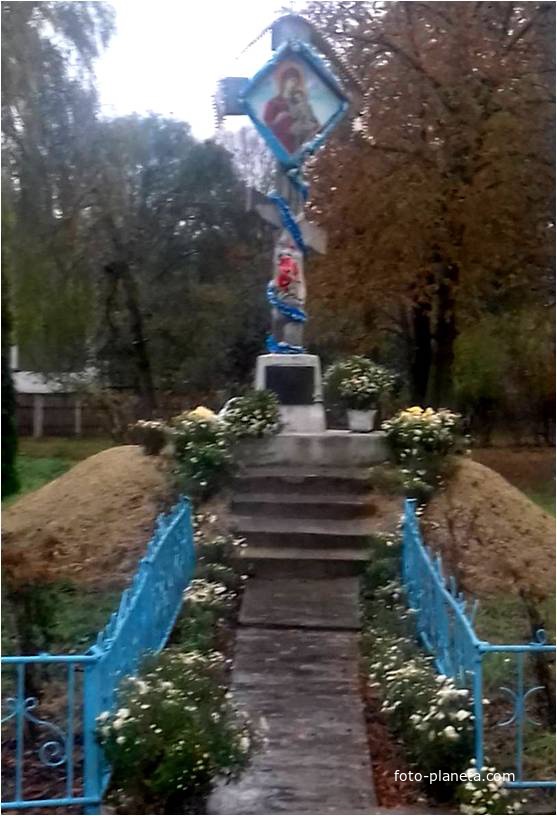 Фігура в пам’ять загиблим односельчанам за Україну (1993)