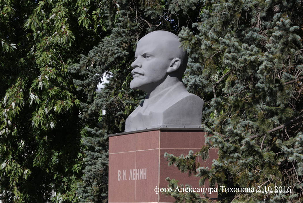 Памятник-бюст Ленину