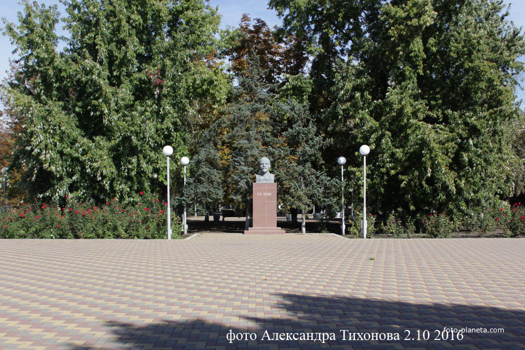 Вид с площади на памятник Ленину