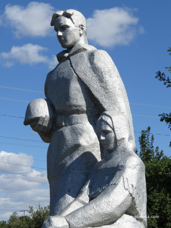 двухфигурная скульптура памятника воинам ВОВ