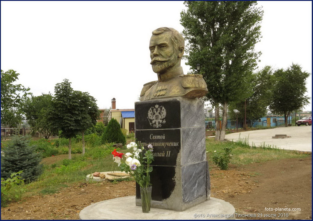 Памятник-бюст Николаю II, возле  Свято-Троицкого храма