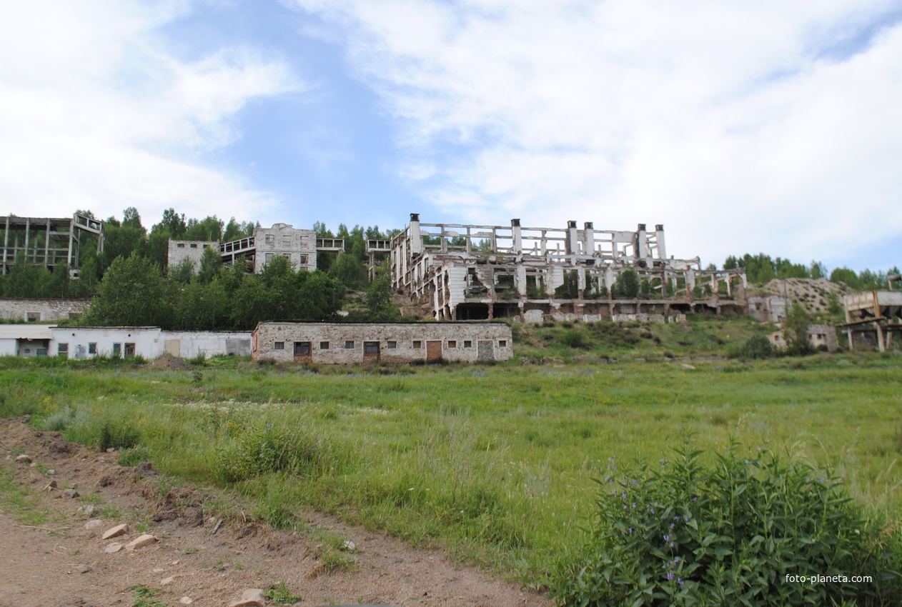Развалины бывшей горнообогатительной фабрики.