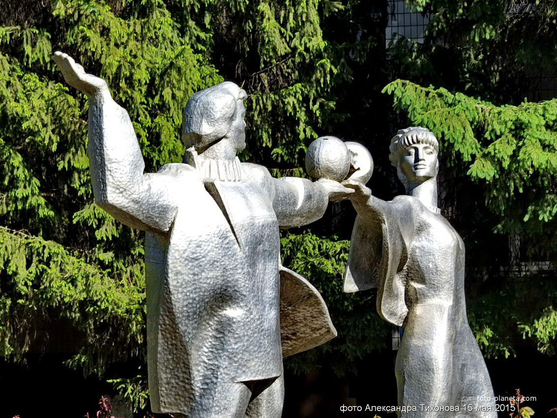 "Студенты" - двухскульптурная композиция на клубе у института ВИТИ МИФИ