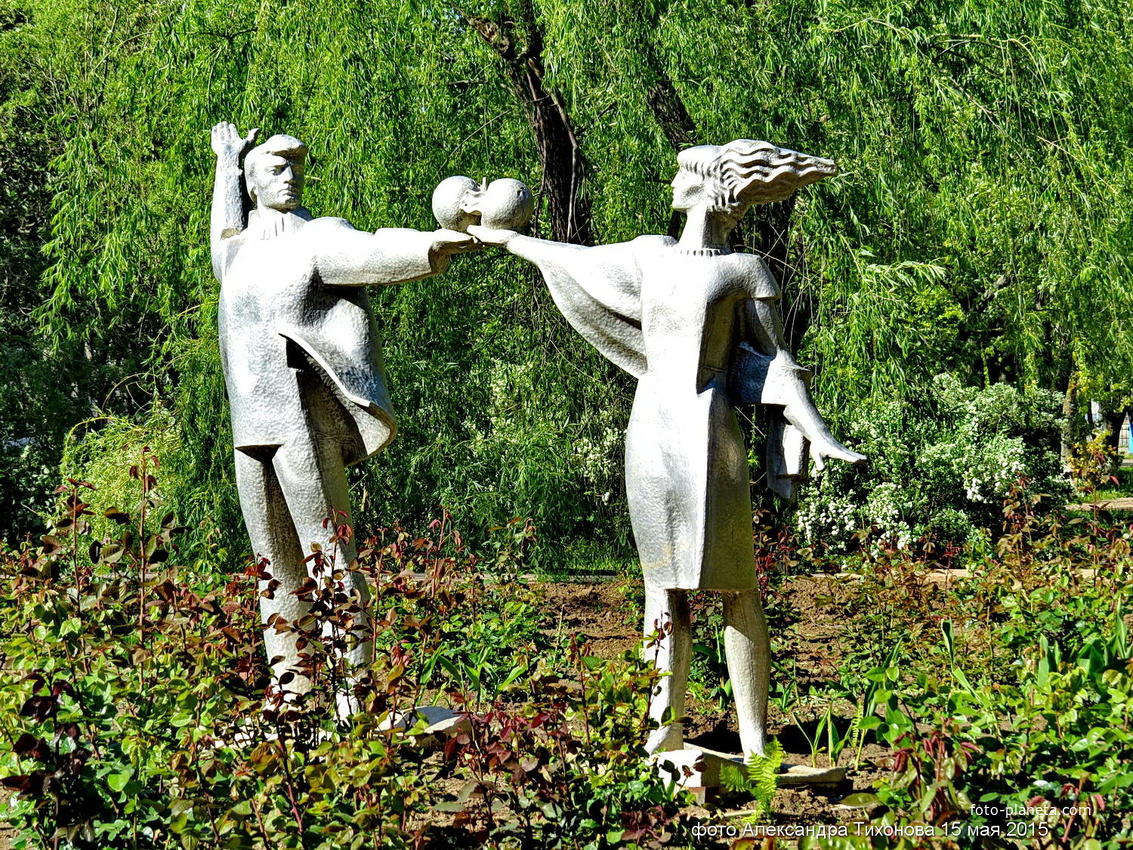 "Студенты" - двухскульптурная композиция на клубе у института ВИТИ МИФИ