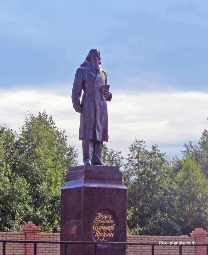 Памятник М. Е. Салтыкову-Щеднину