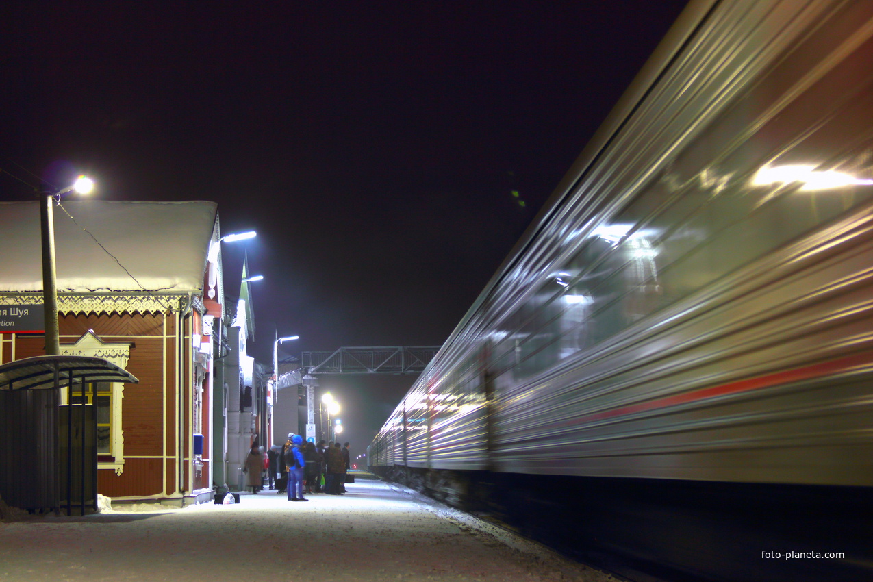 Прибытие поезда Самара - Санкт-Петербург на шуйский железнодорожный вокзал