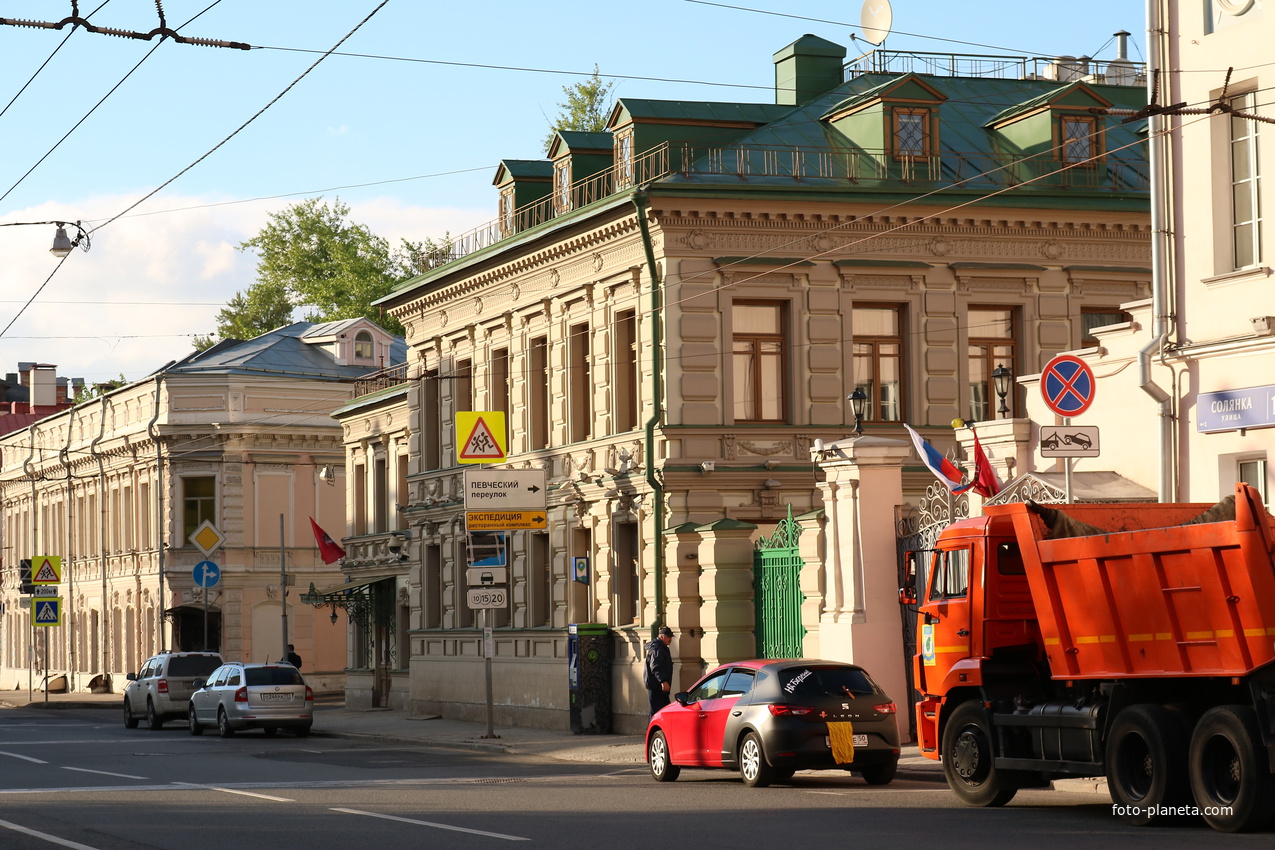 Улица Солянка 13, дом новодел на месте снесённого главного дома городской усадьбы 18-19 века.