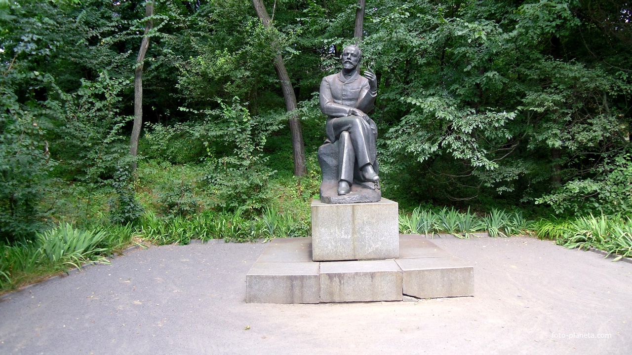 Памятник П.І.Чайковського.