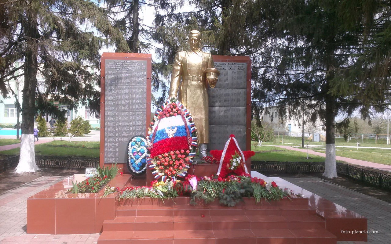 Памятник воинской Славы в селе Сухосолотино (обновленный). 8 мая 2015 год.