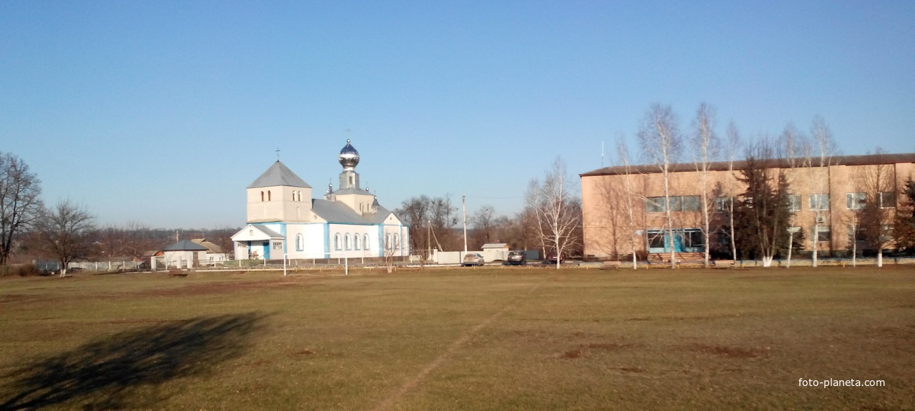 Центр Березняків-вид на церкву і сільраду,осінь 2016 р