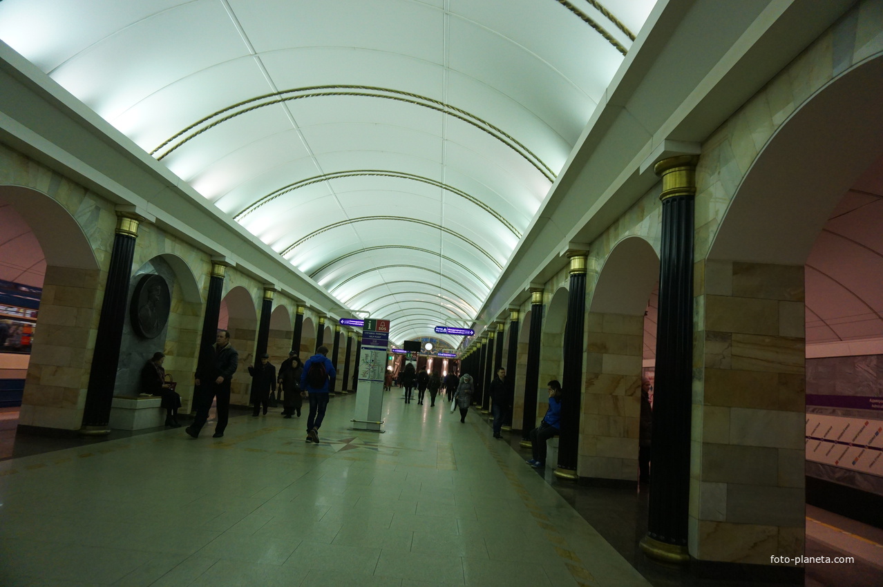 Станция метро Адмиралтейская.