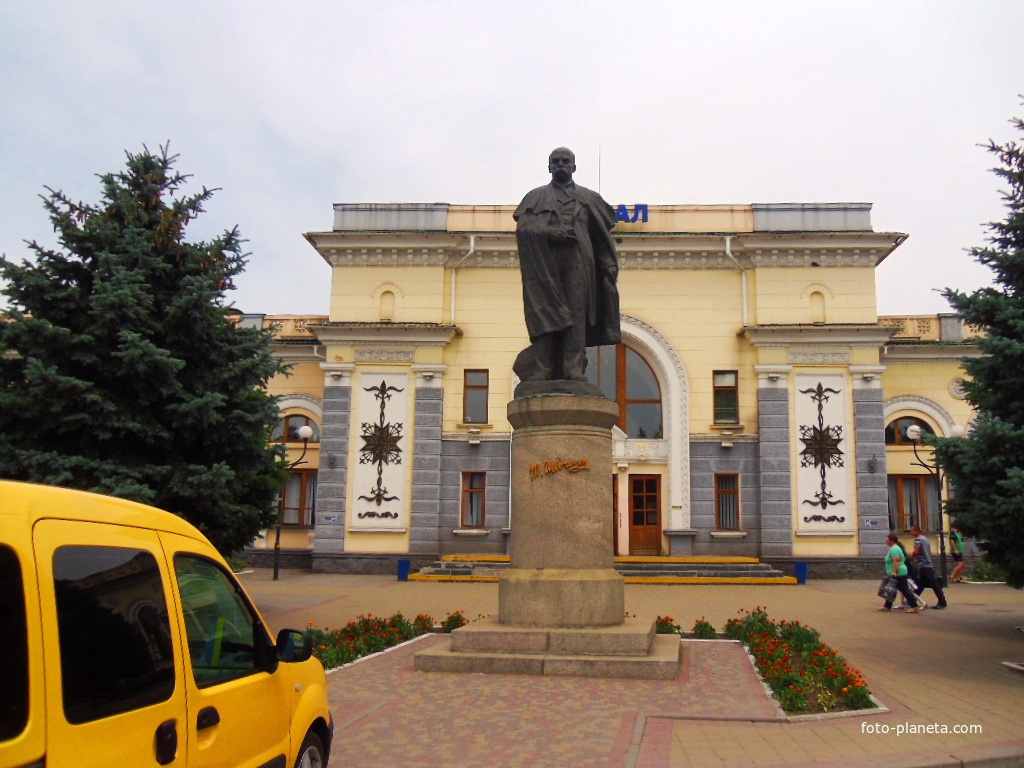 Пам&#039;ятник Т.Г. Шевченко (1955 р) на привокзальній площі.