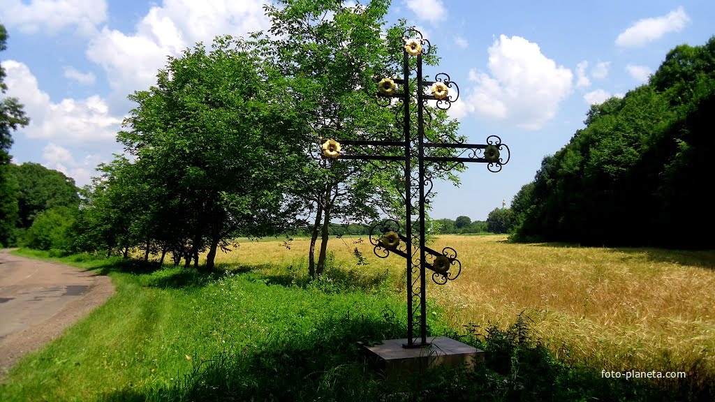 Новий хрест біля Мотронинського монастиря