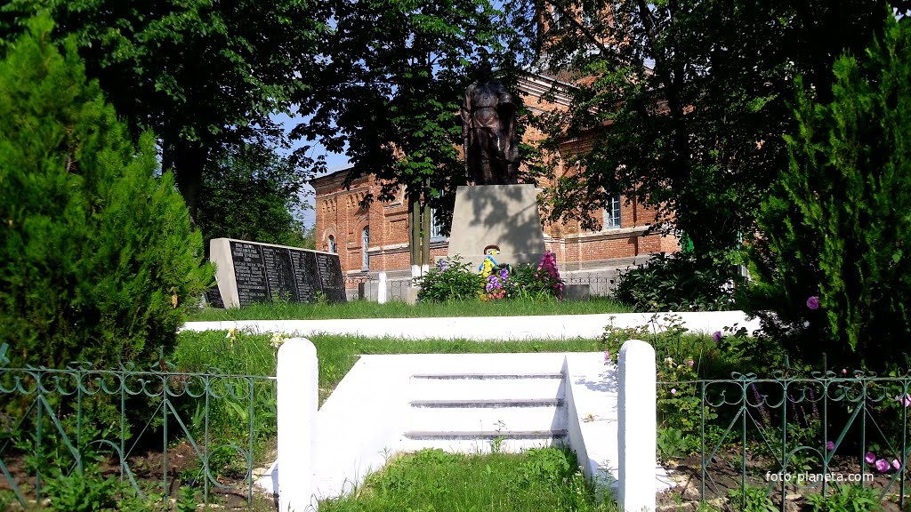 Братська могила,поряд з церквою Св.Михайла.