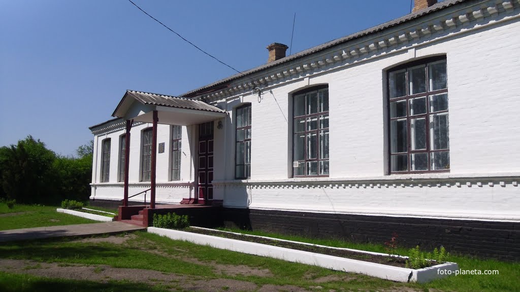 Школа побудована на початку XX-cтоліття.