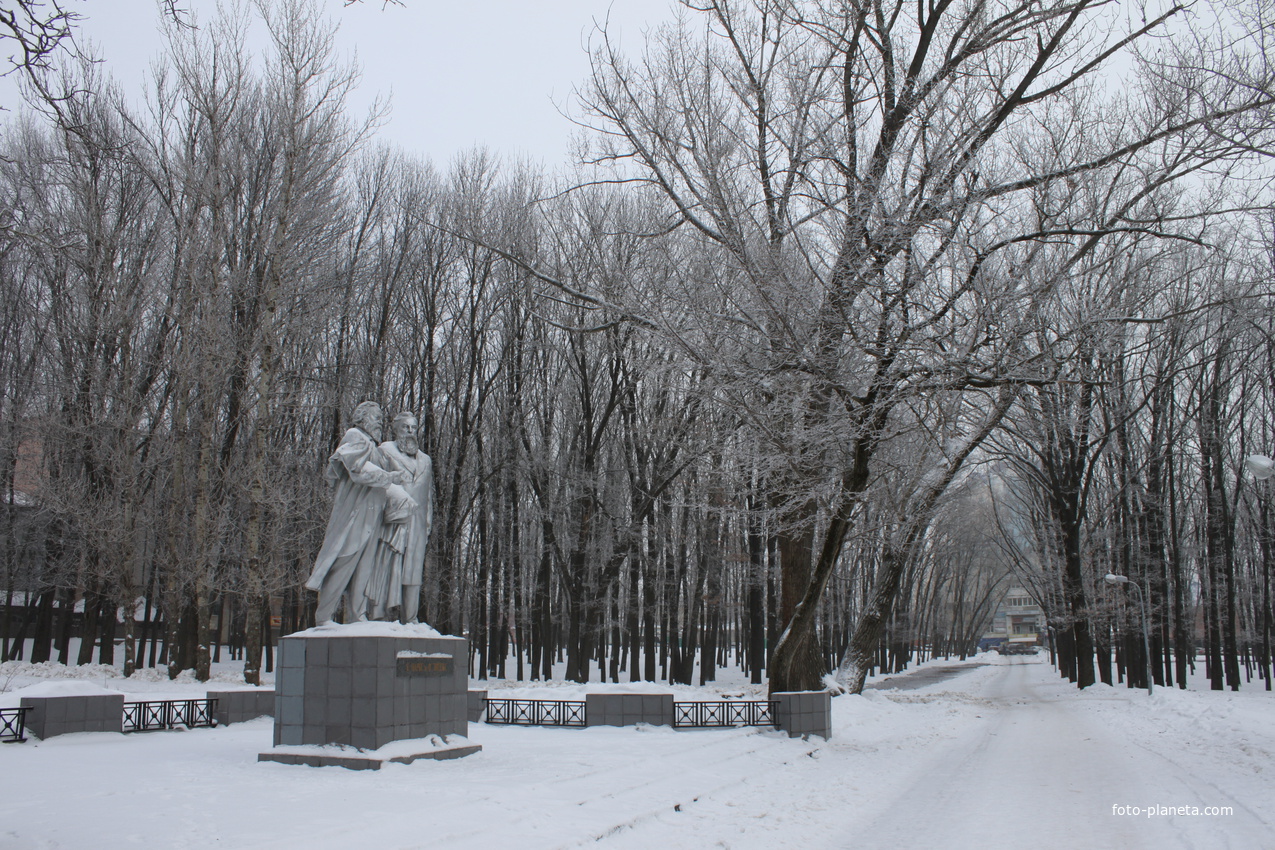 Белгород. Памятник К.Марксу и Ф.Энгельсу.