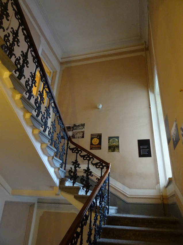 Лестница в парадной музея-квартиры Блока