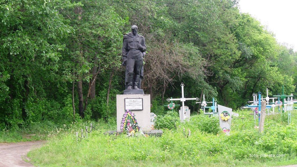 Братська могила льотчиків, загиблих в перші дні війни 26 06 1941р,сільське кладовище.