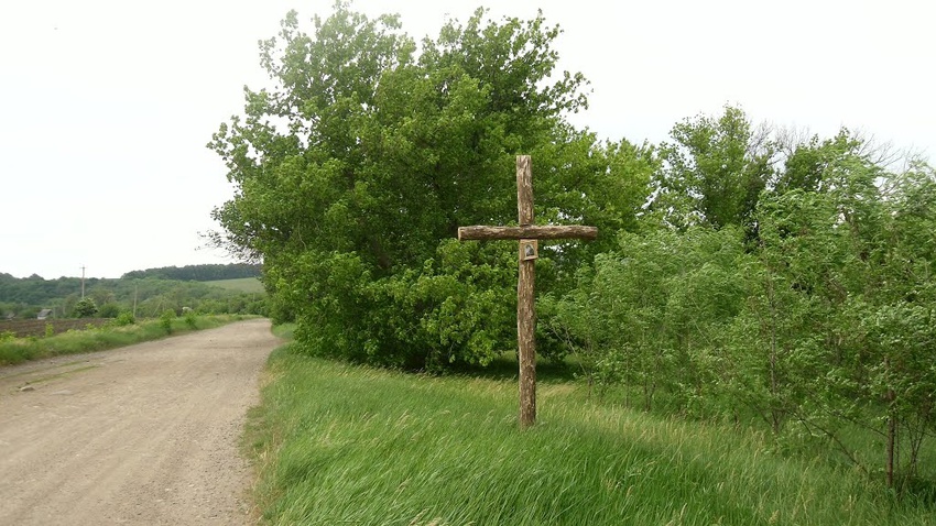 Хрест перед селом.