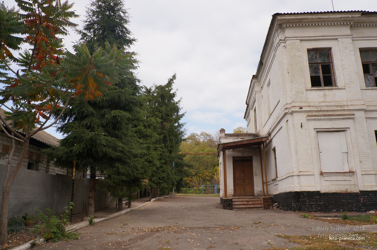Старая школа, вход в школу
