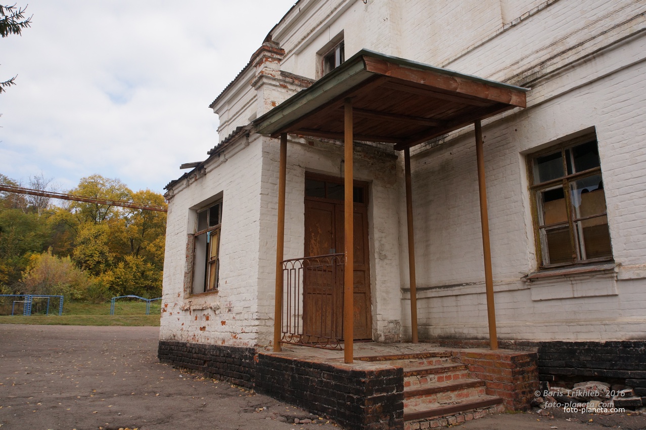 Вход в сарую школу