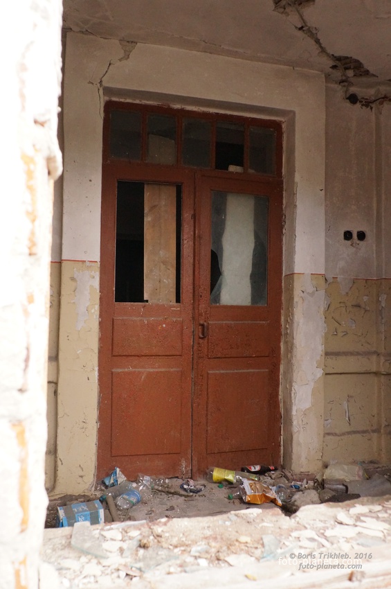 Вход в старую двухэтажную школу