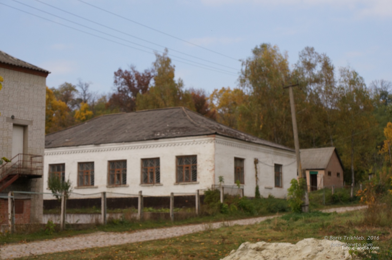 Школьное здание уроков физики, химии, биологии