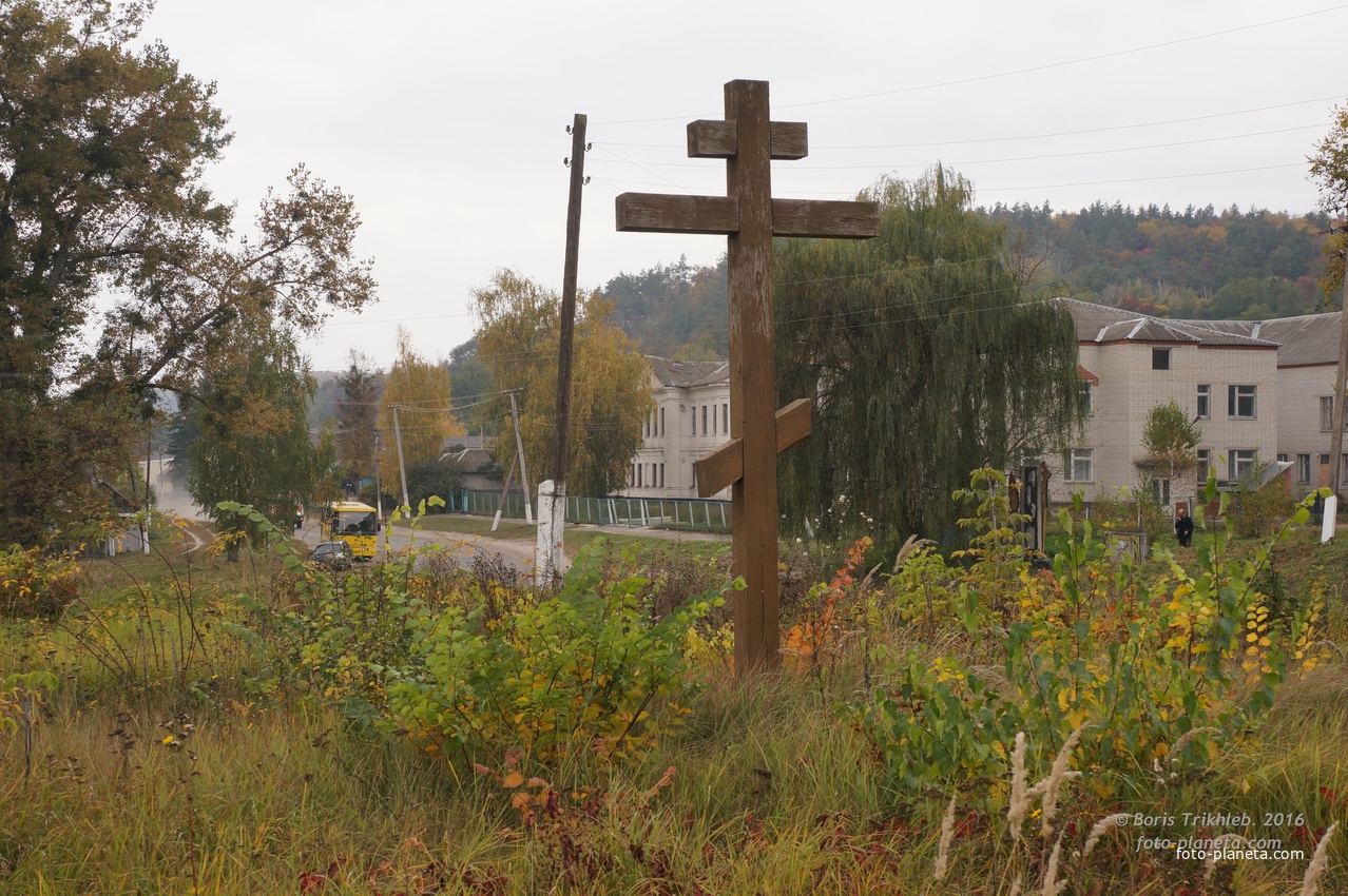 Памятный крест на месте расрушенной православной церкви Рождества Христова