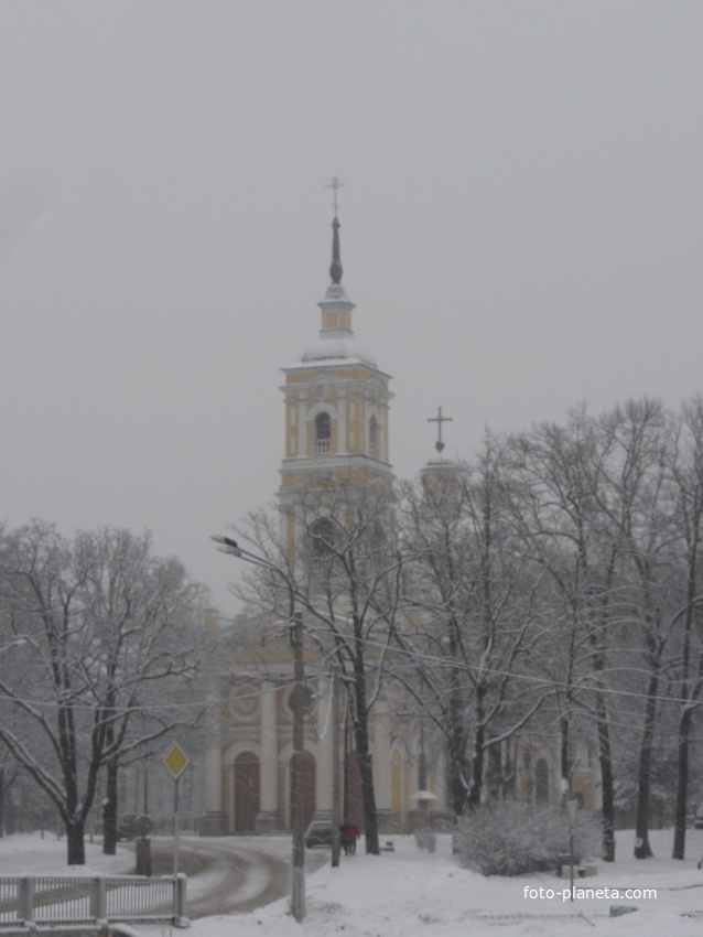 шоссе Революции. Ильинская церковь на территории
