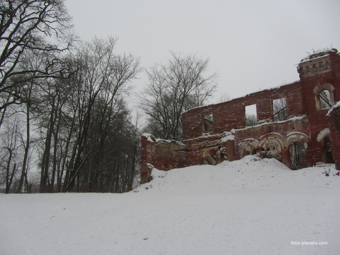 развалины усадебного дома Врангелей в Торосово