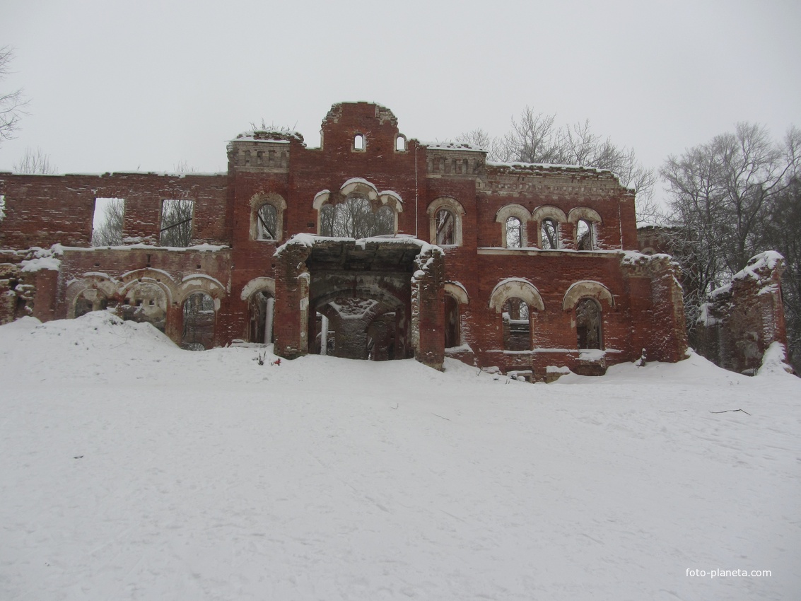 развалины усадебного дома Врангелей в Торосово