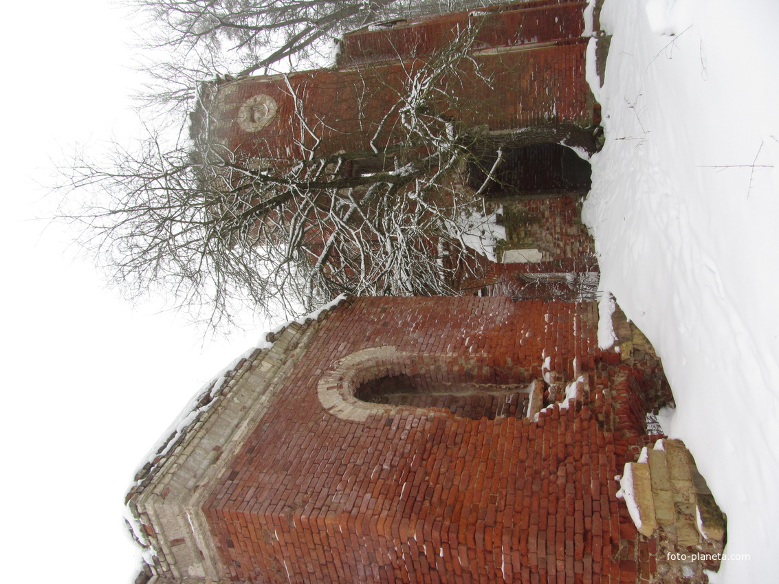 развалины усадебного дома Врангелей в Торосово
