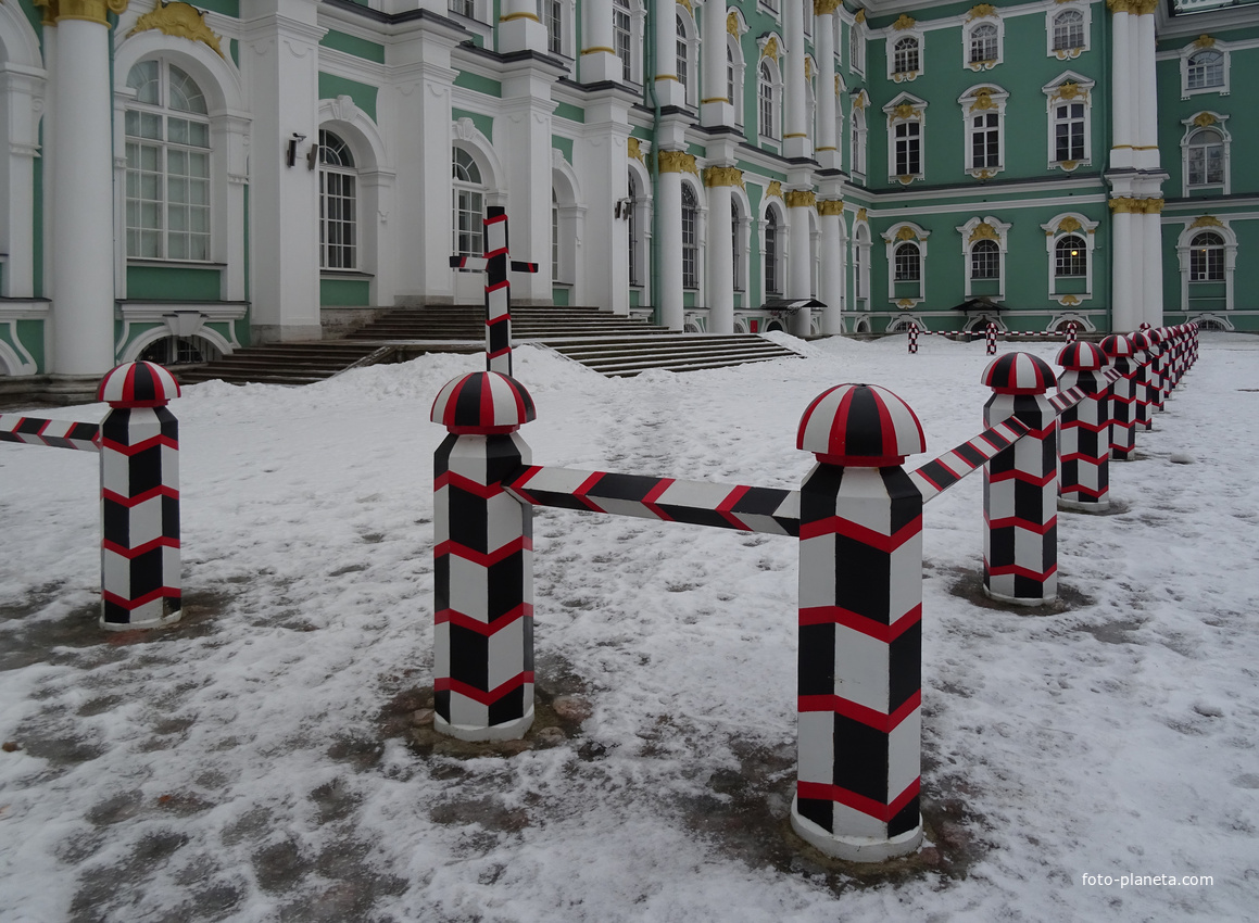 Во дворе Зимнего дворца
