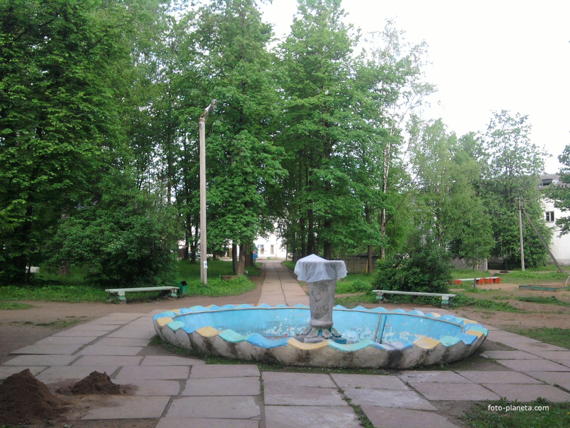 Крестцы, детская  площадка  и  фонтан, май 2010 г.