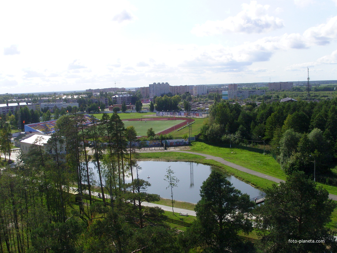 Вид на пруд и стадион в северной части города