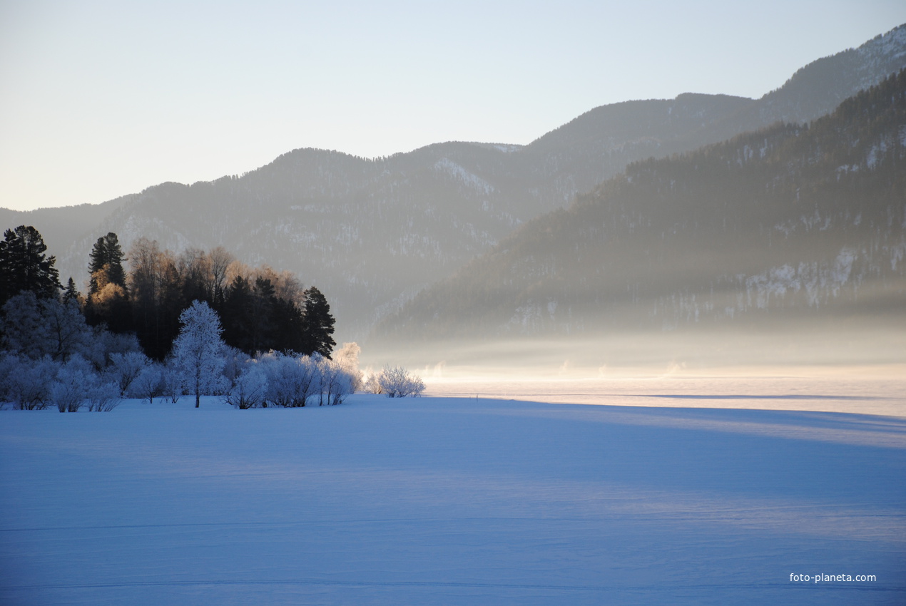 Зимнее утро на Телецком озере.