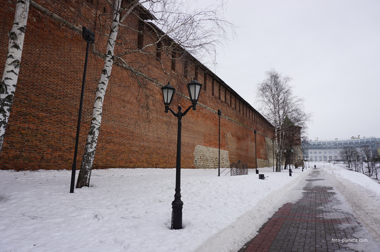 Пешеходная дорожка около стены Кремля.