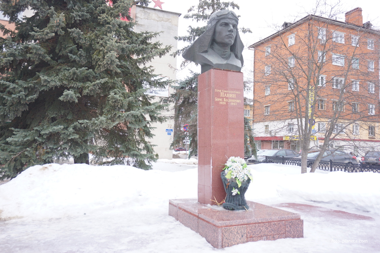 Памятник Панину,Герою Советского Союза.