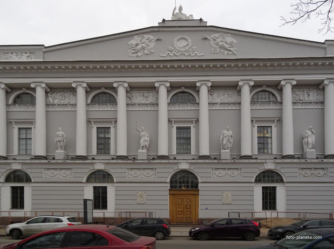 Здание Российской Национальной библиотеки