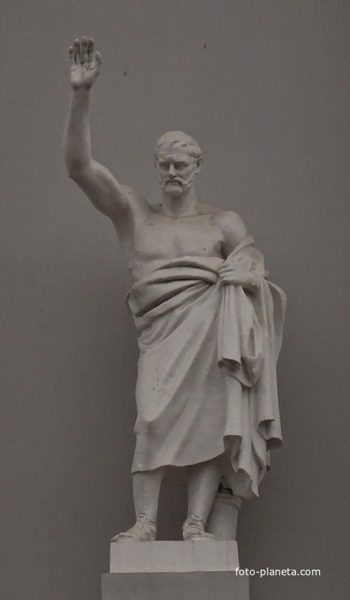 Скульптура Демосфена на здании Российской Национальной библиотеки