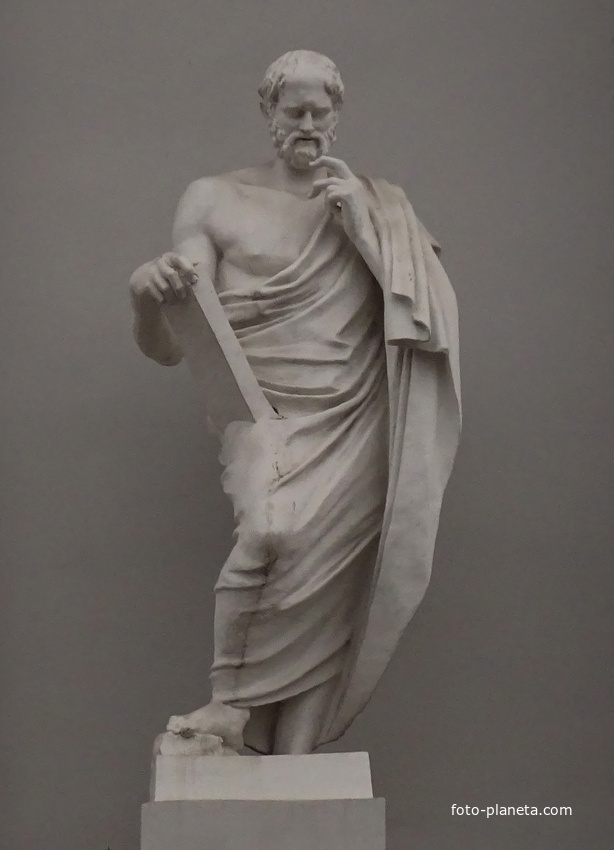 Скульптура Евклида на здании Российской Национальной библиотеки
