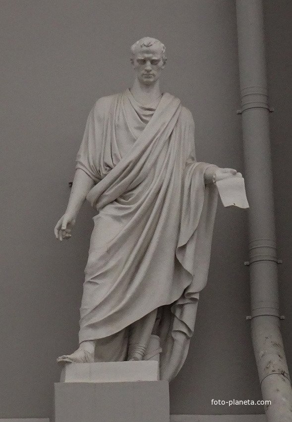 Скульптура Тацита на здании Российской Национальной библиотеки