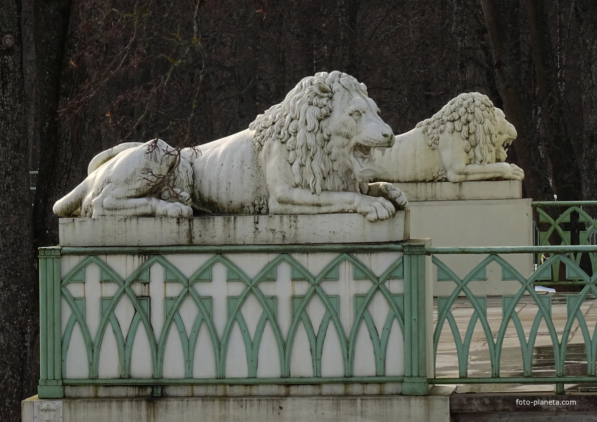 Скульптуры львов на террасе павильона &quot;Белая башня&quot;. Март 2017 г.