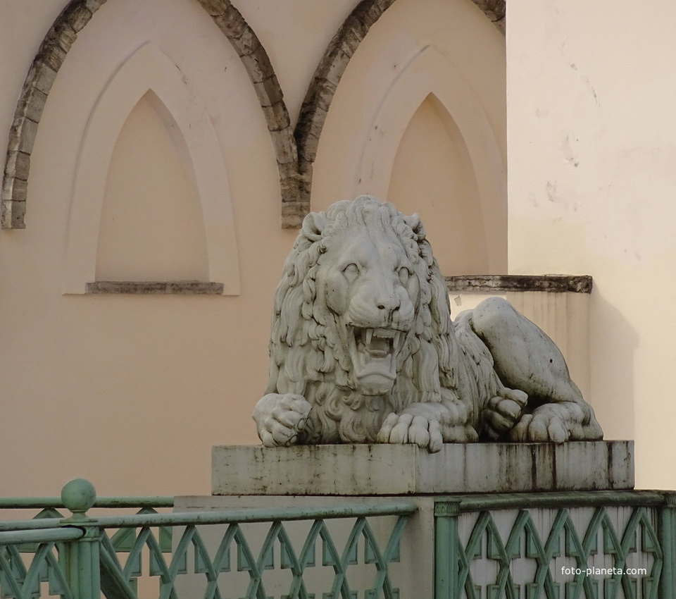 Скульптура льва на террасе павильона &quot;Белая башня&quot;. Март 2017 г.