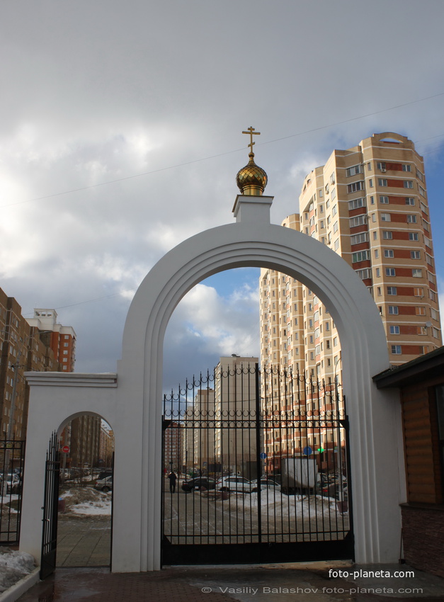 Подольск, Силикатная-2, ворота церкви Кирилла и Мефодия на Тепличной ул.