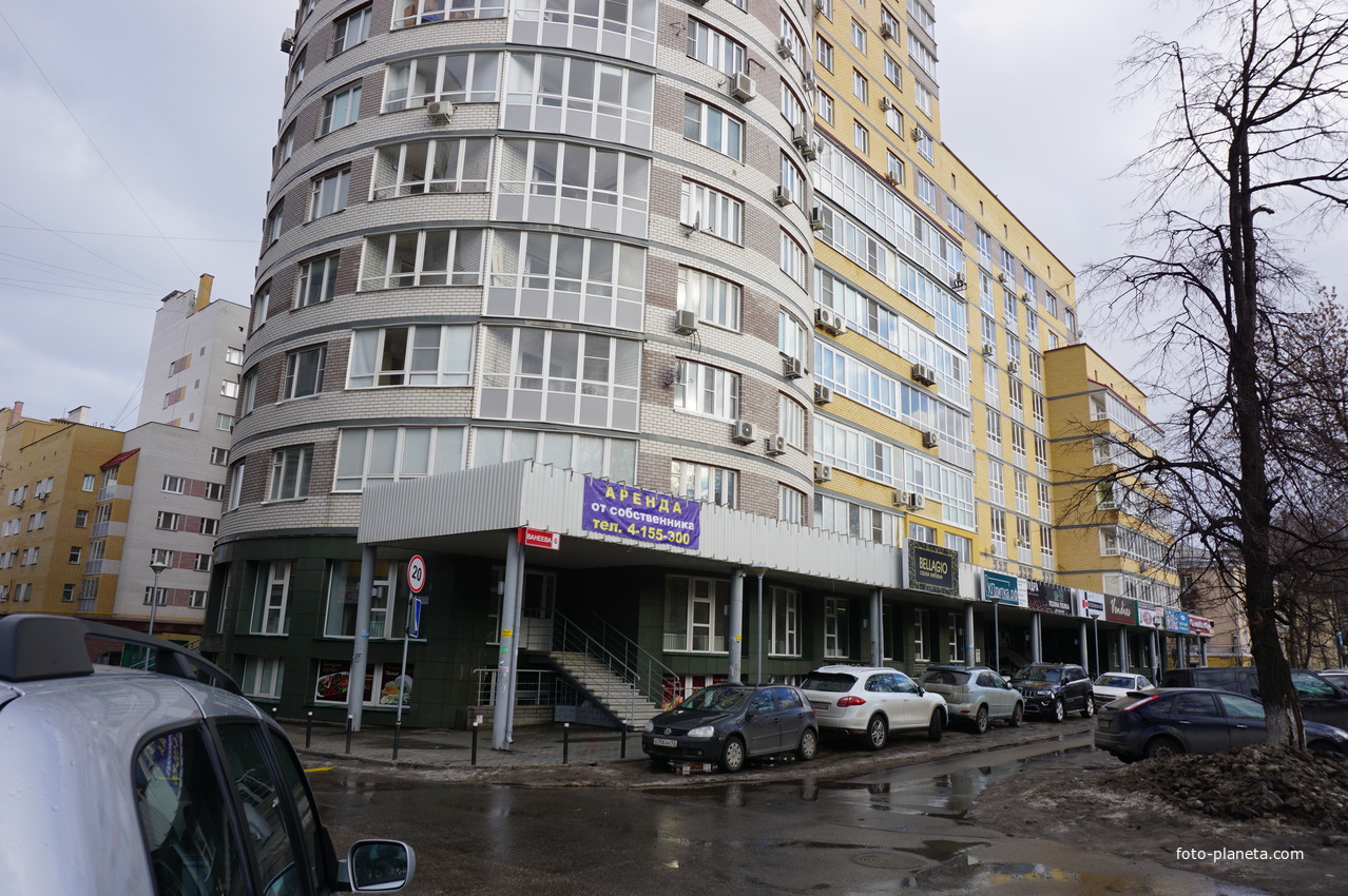 На улице Ванеева.