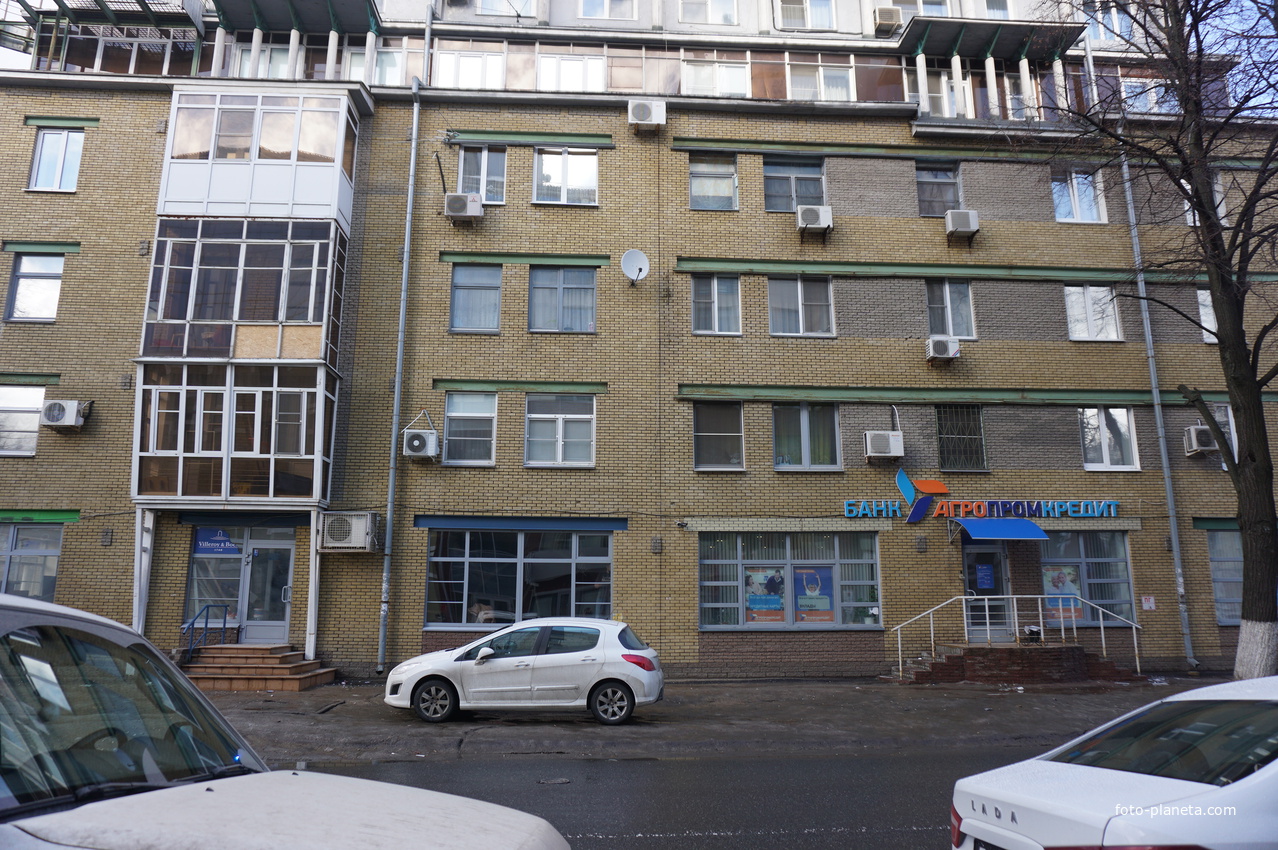 На улице Минина.