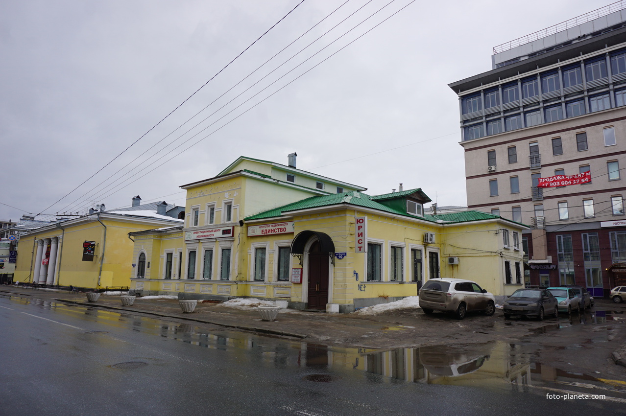 На улице Минина.