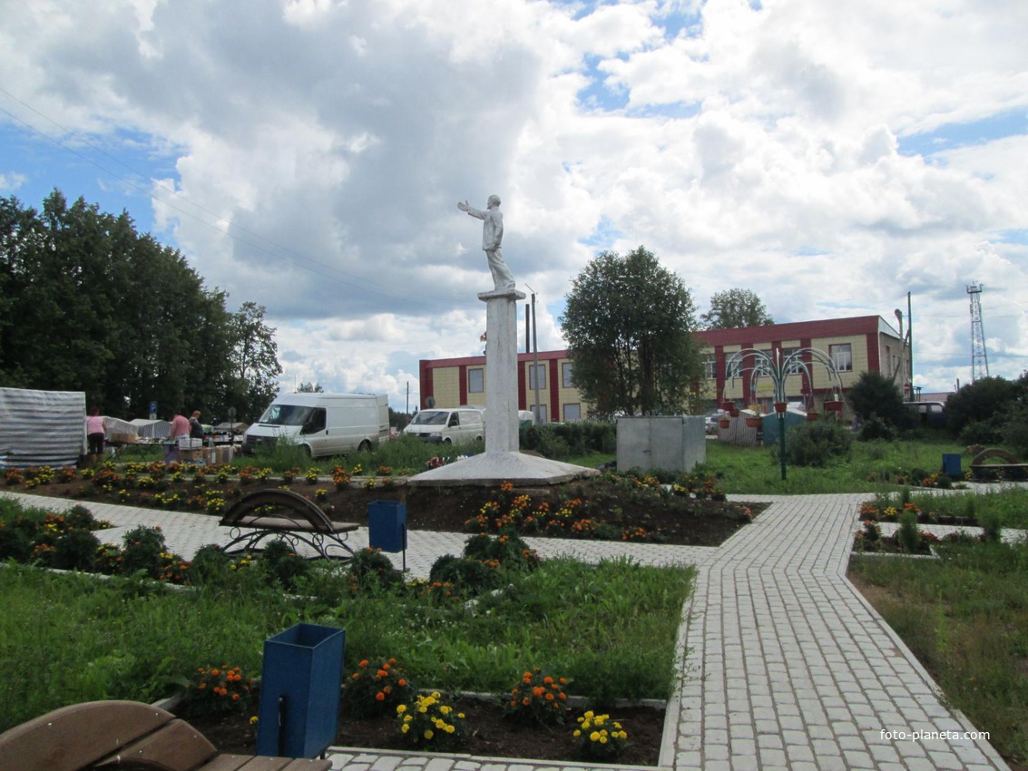 Памятник В.И. Ленину сквере посёлка Ленинское.